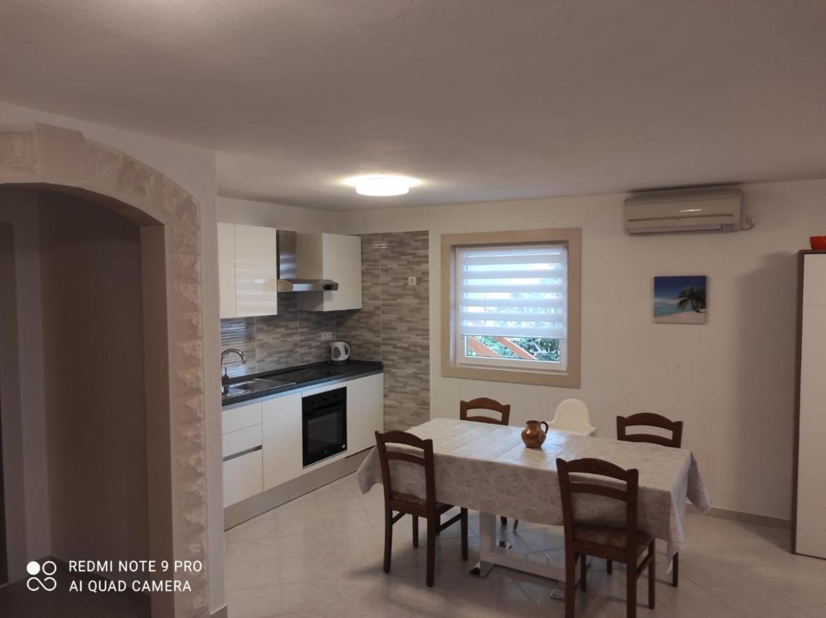Apartments Marko Sutivan Insel Brac Exterior foto